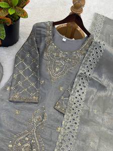 Tenue de fête traditionnelle en soie Gmy, ensemble entièrement cousu avec un pantalon palazzo ample et élégant - Product Image 5