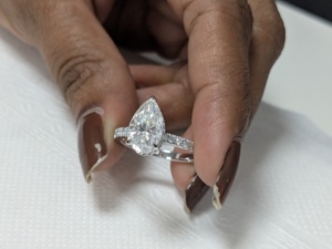 Bague de fiançailles élégante Lurba Jewels, nouveau design, coupe poire, 2,29 carats, moissanite certifiée, argent sterling 925 plaqué rhodium - Product Image 3