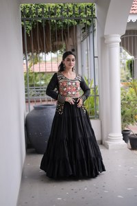 ชุดเดรสผ้าจอร์เจตต์สวยงามสำหรับงานนวรมตรี พร้อมงานปักและขอบลูกไม้ ผู้ผลิตและจำหน่ายจากเมืองสุรัต ในราคาขายส่ง - Product Image 1