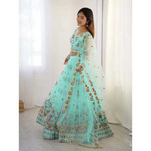 Lehenga Choli de Diseño para Fiesta con Bordado de Hilo y Lentejuelas - Product Image 4