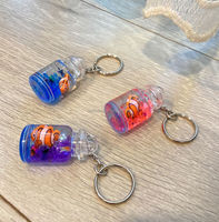 Llavero de recuerdo duradero con forma de botella, acrílico, impreso con UV, con pez payaso 3D flotante en líquido