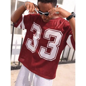 เสื้อฟุตบอลตาข่ายโอเวอร์ไซส์สำหรับผู้ชาย สไตล์วินเทจ พิมพ์ลายกราฟิกหมายเลขกีฬา เสื้อสตรีทแวร์ทรงหลวม - Product Image 1
