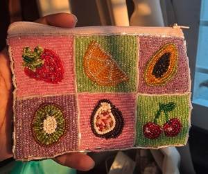 Pochette à monnaie décorative brodée de perles avec un travail artisanal détaillé et un rangement polyvalent pour tous les jours - Product Image 6