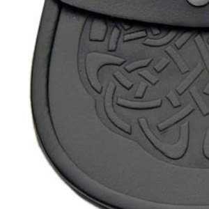 Sporran medieval de cuero genuino negro con nudo celta, doble relieve, para kilt escocés, con cadena y cinturón - Product Image 3