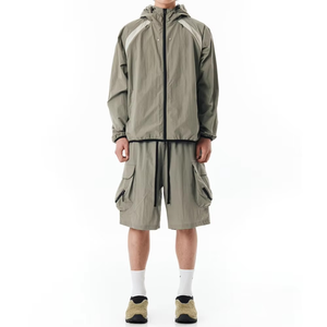 Ensemble veste coupe-vent technique OEM et short cargo |   100% Nylon |   Vêtements de rue utilitaires à fermeture éclair incurvée |   Fabricant de Marques Privées - Product Image 4