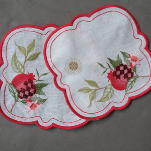 Aves y flores bordadas sobre lino crean un acento alegre para fiestas de té y celebraciones. - Product Image 1