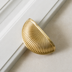 Bouton de meuble en laiton martelé fait main, poignée de tiroir texturée, finition dorée, poignée de porte de placard traditionnelle durable pour cuisine - Product Image 6