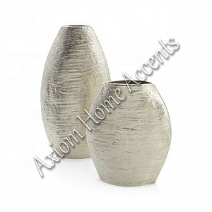 Vase en porcelaine sophistiqué avec une touche moderne Vase de sol par Axiom Home Accents Glaçure transparente pour la décoration de table - Product Image 5