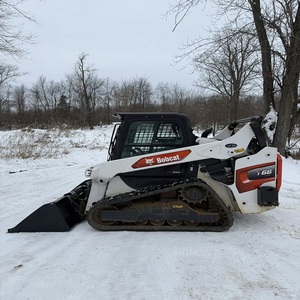Chargeuse compacte robuste inspirée de la Bobcat S650, idéale pour les chantiers de construction, les exploitations agricoles et les sites industriels, avec un contrôle fluide. - Product Image 2