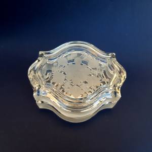 Una forma elegante que aporta refinamiento a cualquier tocador. Un estuche lujoso diseñado para celebrar tu estilo personal. - Product Image 6