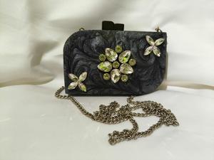 Cartera de mano de resina de mármol negro con racimo de flores de cristal y esquinas de estrella de 4 pétalos / Cartera de fiesta con cadena plateada - Product Image 1