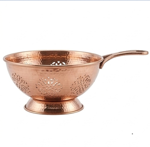 Passoire en cuivre martelé avec poignée et motif floral perforé - Product Image 2