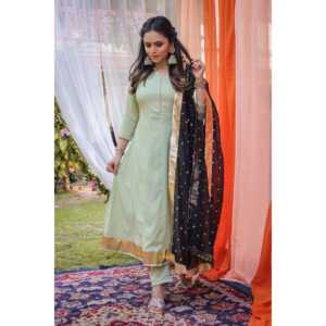 Conjunto de Traje de Gasa Verde Menta con Detalles Gotta Disponible en Talla XS - Product Image 3