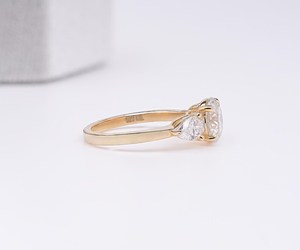Anillo de compromiso de oro amarillo de 14 quilates con diamante de laboratorio de corte redondo, anillo de tres piedras, anillo de diamantes único para ella, anillo de boda - Product Image 3