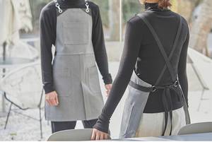 Tablier de barman professionnel avec poches, logo personnalisé, sangle en cuir réglable, uniforme léger en toile de luxe - Product Image 5