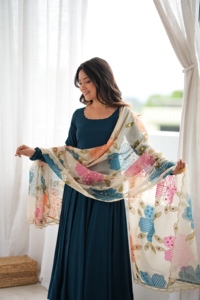Robe Anarkali en pure soie romaine lourde avec dentelle perlée, pantalon Chanderi cousu et dupatta en organza Tabby imprimé MY 104 - Product Image 3