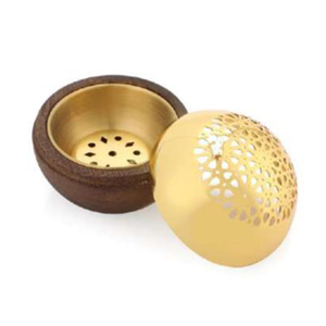 Elegante quemador de incienso esférico con tapa de metal dorado en forma de rejilla y base de madera negra, ideal para fragancias y decoración de lujo para el hogar. - Product Image 2