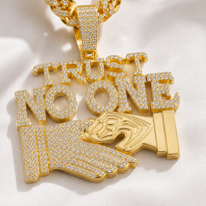 Collier chaîne pour homme Hip Hop en or 18 carats plaqué or avec pendentif rond élégant en moissanite et breloque lettre thématique - Product Image 4