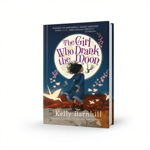 La chica que bebió la luna de Kelly Barnhill, libro de bolsillo con tapa blanda personalizada - Product Image 3