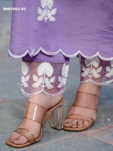 Hermoso Conjunto de Kurti Largo Recto de Seda Romana con Bordado de Cadena de Hilo Blanco y Trabajo Butta, y Pantalón a Juego - Suministro al por Mayor - Product Image 3