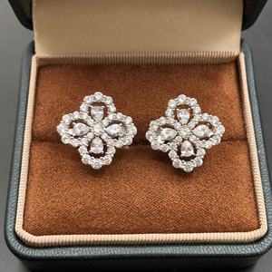 Boucles d'oreilles en argent 925 avec diamants de laboratoire, forme fleur à quatre pétales, pour femme, luxe léger haut de gamme, polyvalentes, bijoux clous floraux élégants - Product Image 3