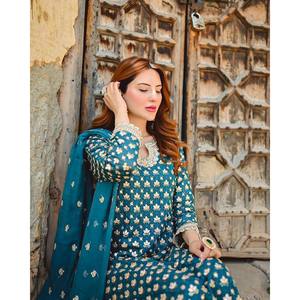 ชุดเสื้อและล่างสุดหรูของผู้หญิงสำหรับใส่ไปงานปาร์ตี้ - Product Image 3