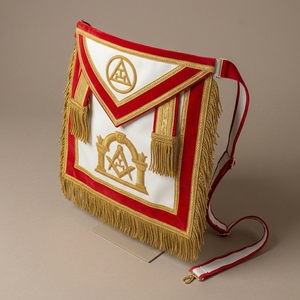Tablier maçonnique classique personnalisé en velours blanc et rouge, résistant à l'eau, avec badge brodé 3D à franges dorées cousues - Product Image 2