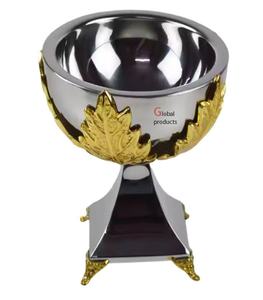 Cuenco de servicio de metal con acabado plateado de aspecto fabuloso con diseño de hoja dorada para restaurante y bar de hotel - Product Image 1