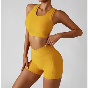 Nouvel ensemble de sport pour femme en polyester recyclé, composé d'un haut à col rond et d'un short taille haute en V, idéal pour le yoga en extérieur. - Product Image 3