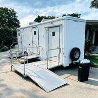 Remorque WC portable trois postes, toilettes pour hommes, femmes et accessibles aux personnes à mobilité réduite, rampe en aluminium pour fauteuil roulant, salle de bain mobile à louer