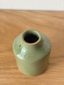 Vase en céramique vert mousse chic avec glaçure mate lisse, forme de bouteille compacte et allure moderne pour les intérieurs élégants - Product Image 3