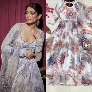 Vestido de Georgette Premium con Estampado Digital, Adorno de Perlas y Dupatta a Juego, Completamente Cosido, para Fiestas, para Mujer - Product Image 2