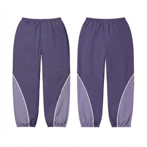 Pantalon coupe-vent réversible en coton tissé 110 GSM de qualité supérieure pour streetwear, avec panneau incurvé contrastant lavande et cordon de serrage pour jogger - Product Image 1