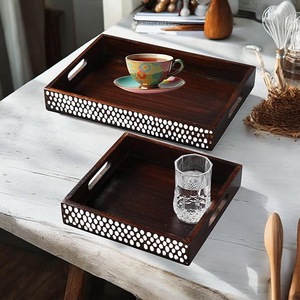 Juego de 2 bandejas de madera con diseño de incrustaciones metálicas – Bandejas decorativas para café y desayuno con asas - Product Image 5