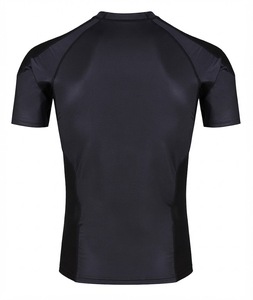 เสื้อแรชการ์ดผู้ชายแบบเบาพิเศษ ป้องกันแสงแดด UPF50 แขนสั้น สำหรับเล่นเซิร์ฟ บีเจเจ  โลโก้สั่งทำได้ ผลิตจากโพลีเอสเตอร์ 100% ระบายอากาศได้ดี แห้งเร็ว - Product Image 3