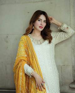 Ensemble haut, bas et dupatta en faux georgette, entièrement brodé avec des sequins et des rivets, style élégant et prêt-à-porter. - Product Image 3