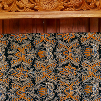Tissu brocart imprimé avec motif floral orange et argenté sur fond foncé, jacquard tissé, textile d'ameublement