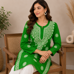 Kurti Recto Parrot Green con Bordado a Mano Lucknowi Chikankari, Elegante Túnica Étnica de Algodón, Kurti Verde para Mujer - Product Image 2