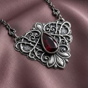 Collier de fiançailles élégant en argent sterling 925 plaqué or avec pendentif goutte d'eau rouge gothique vintage et serti clos en filigrane - Product Image 1