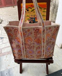 Bolsa de Mano Acolchada de Algodón Hecha a Mano, Bolsa de Compras Reutilizable Estampada - Product Image 2