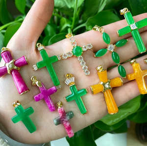 Pendentif Croix Chrétienne en Pierre Précieuse avec Chaîne en Laiton – Bijoux Religieux en Gros - Product Image 1