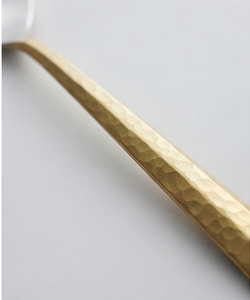 Ensemble de couverts minimalistes en acier inoxydable avec manches martelées dorées, compatibles lave-vaisselle, pour les tables de mariage - Product Image 2