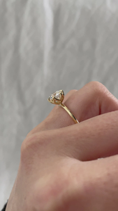 แหวนส่วนตัวที่ไม่เหมือนใคร แหวนหมั้นเพชรทรงกลมทอง 14k สำหรับผู้หญิง สไตล์โซลิแทร์คลาสสิก - Product Image 4