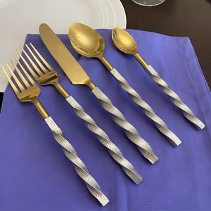 Collection élégante de couverts en métal pour la table à manger, accessoires de cuisine et présentation de table de restaurant de luxe. - Product Image 1