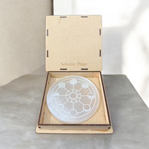 Plato de carga de selenita redondo grabado con motivos de árbol de alta calidad al por mayor de Muntaha Agate Exports. Compre selenita de la India. - Product Image 6