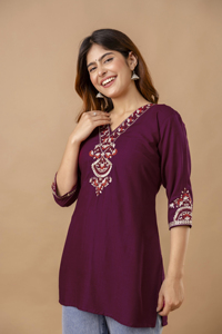 Kurti Bordado Color Granate para Mujer, Marca Twin Feet, de Rayón de Secado Rápido, Corte Regular, Estilo Informal, Estilo India-Pakistán, para Todas las Temporadas - Product Image 5
