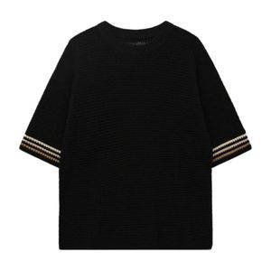 T-shirt en tricot crocheté pour homme, manches courtes, texture côtelée, poignets rayés, style décontracté d'été, style streetwear, vente en gros, fournisseur d'usine OEM - Product Image 1