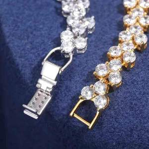 Bracelet tennis de luxe pour femme en or avec diamants de laboratoire micro-pavés taille brillante, motif feuille glacée, vente en gros - Product Image 2