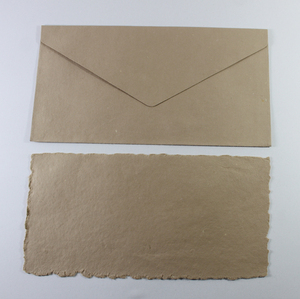 Enveloppe en papier kaki format A4, bord festonné, matériau recyclé, ensemble de papeterie écologique, Camelon Exports Rajasthan - Product Image 2