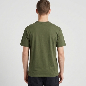 T-shirt homme moderne rétro avec graphismes de collage d'étoiles crème sur tissu vert olive, haut décontracté classique style streetwear - Product Image 2